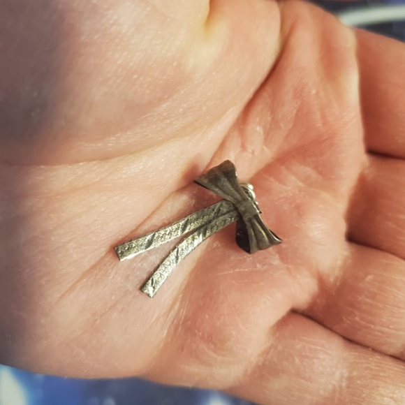 two earrings that don't have matching pair - Picture 2 of 2